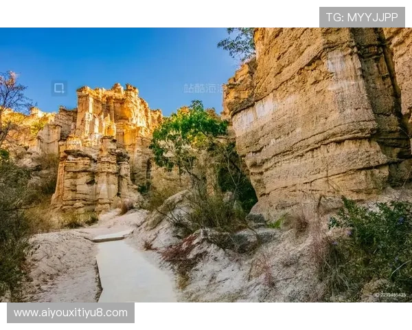 元谋耐力赛ADV组车手穿越土林地质奇观,机车巡游成移动风景线 元谋耐力赛ADV组车手穿越土林地质奇观,机车巡游成移动风景线